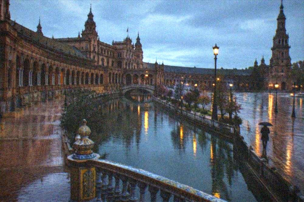 The semicircular Plaza de España building with its canal and arched bridge