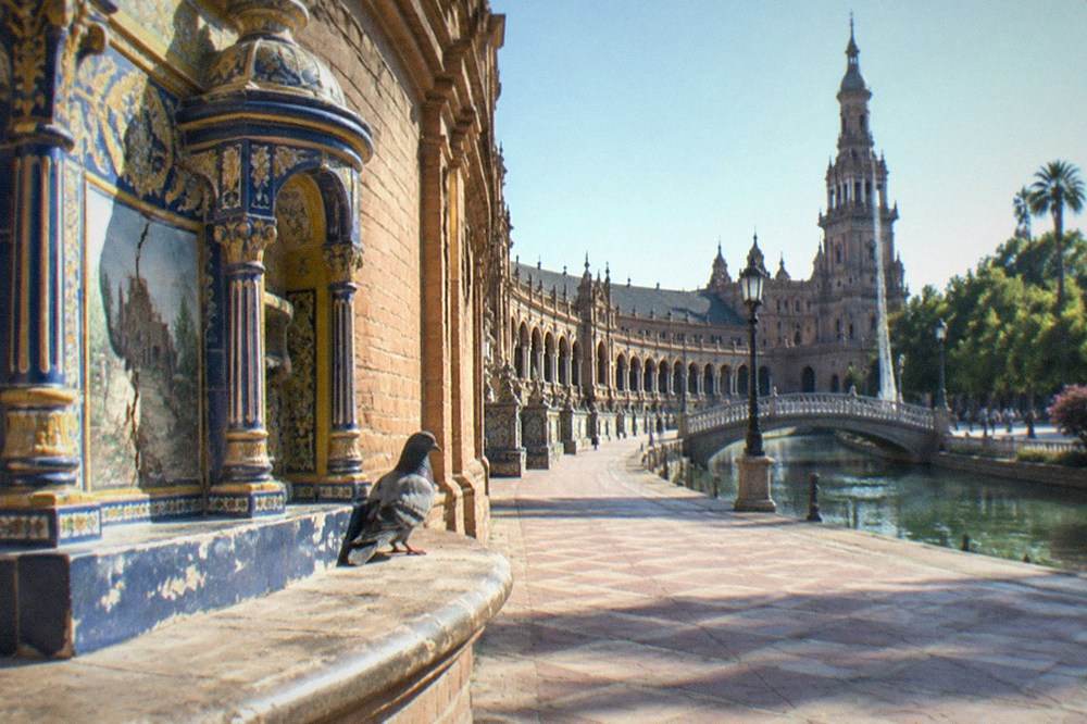 Tiled alcove benches and ceramic decoration along the wall of Plaza de España