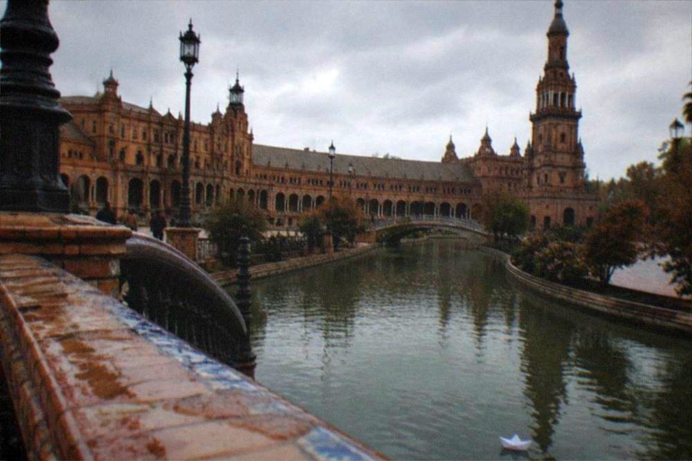 Bridges crossing the canal at Plaza de España with the semicircular building behind